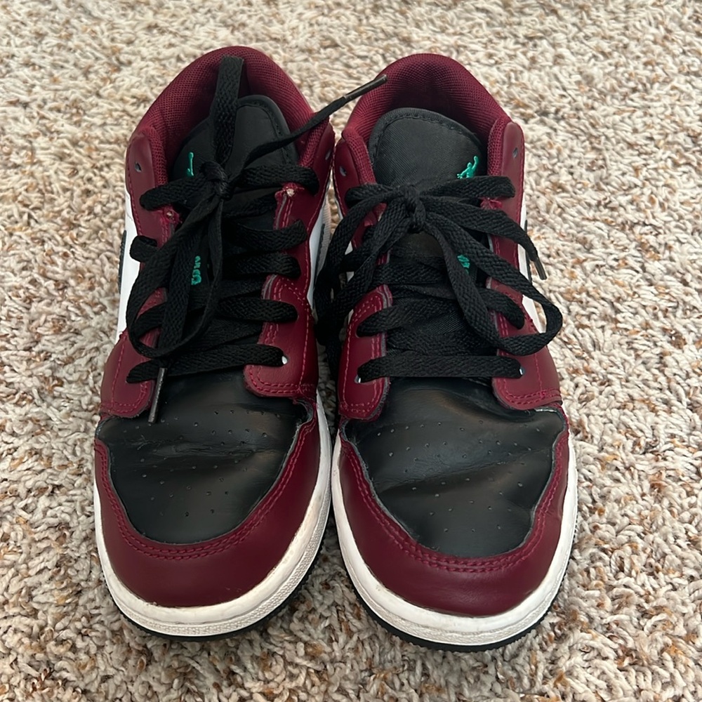 Jordan 1 low. Maroon, black and white with green accent. Size 5Y.